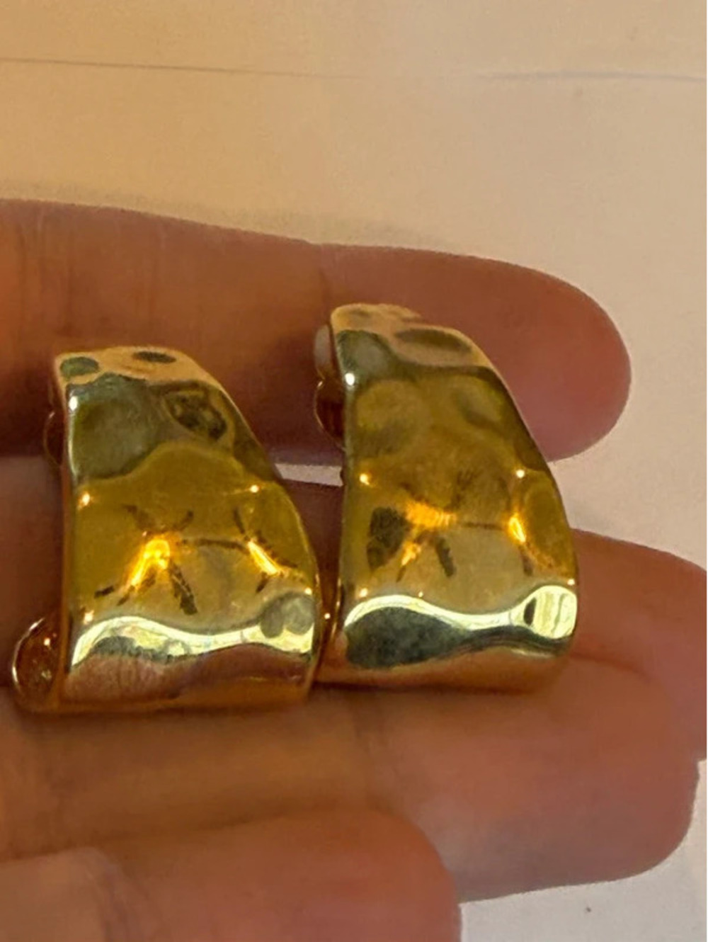 Vintage hammered gold tone metal statement earrings - clip back - Picture 15 of 15